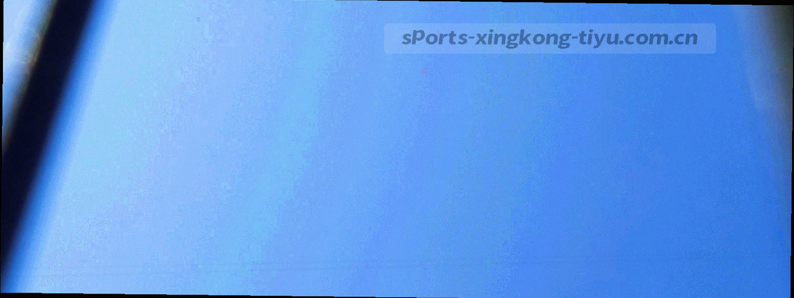 沿水平方向延伸的光轨与刻度线，象征版本迭代
